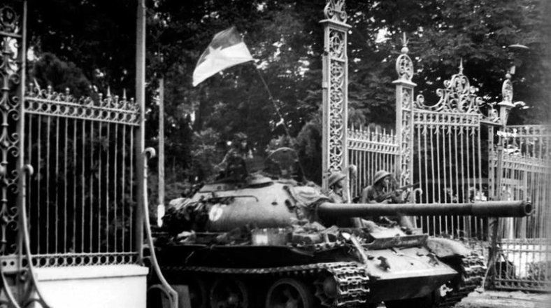 11 giờ 30 phút ngày 30/4/1975, xe tăng quân Giải phóng băng qua cánh cổng sắt, đánh chiếm Phủ Tổng thống ngụy Sài Gòn, sào huyệt cuối cùng của quân địch, kết thúc oanh liệt cuộc trường chinh 30 năm chống ngoại xâm của dân tộc. (Ảnh: Mai Hưởng/TTXVN]