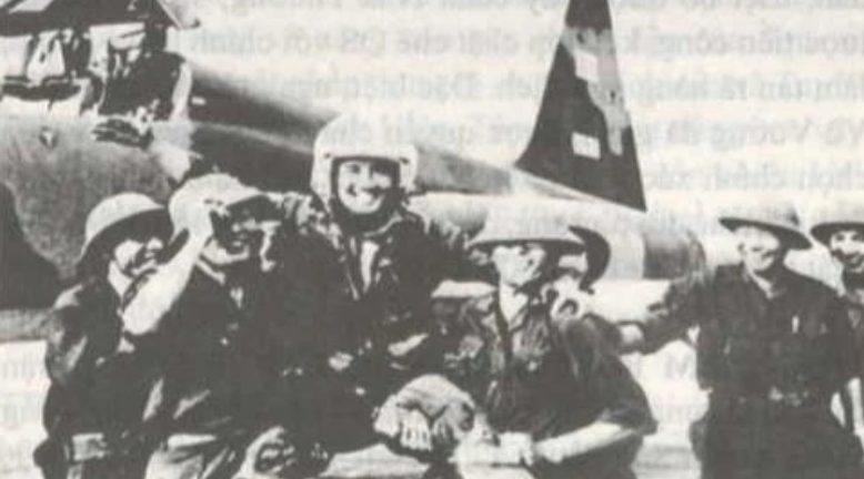 Phi công Nguyễn Thành Trung lái máy bay F-5E hạ cánh tại sân bay Phước Long. (Ảnh: TTXVN)