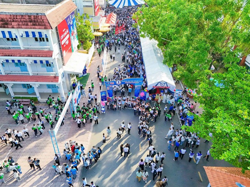 Toàn cảnh học sinh tham gia sự kiện tại Đại học Đồng Tháp, sáng 6/4. Ảnh: Nguyễn Khánh Toàn cảnh học sinh tham gia sự kiện tại Đại học Đồng Tháp, sáng 6/4. Ảnh: Nguyễn Khánh