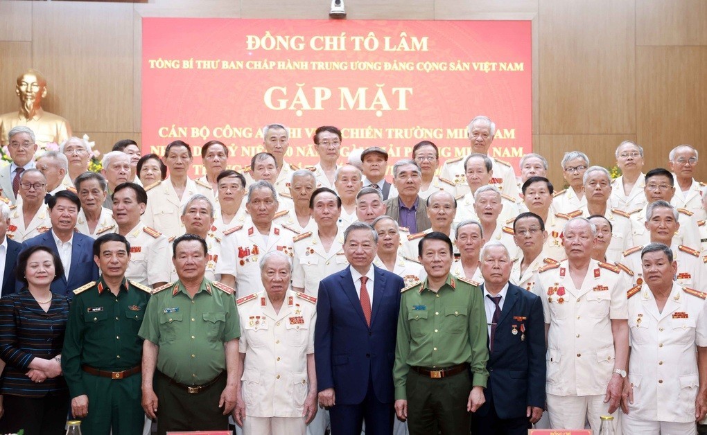 Tổng Bí thư Tô Lâm chụp ảnh cùng các cán bộ công an chi viện chiến trường miền Nam (Ảnh: TTXVN). Tổng Bí thư Tô Lâm chụp ảnh cùng các cán bộ công an chi viện chiến trường miền Nam (Ảnh: TTXVN).