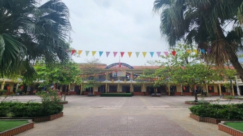 Ăn cơm nắm trước cổng trường, 12 học sinh tiểu học nhập viện