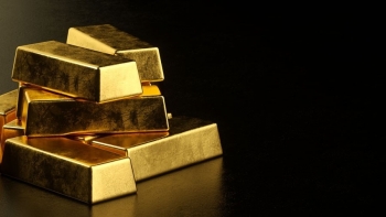 Giá vàng lao dốc rồi bật tăng khi nhà đầu tư bán tháo