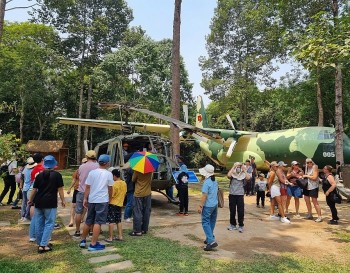 Du khách ráo riết săn tour lễ 30/4: "Cơn sốt" du lịch mạnh mẽ