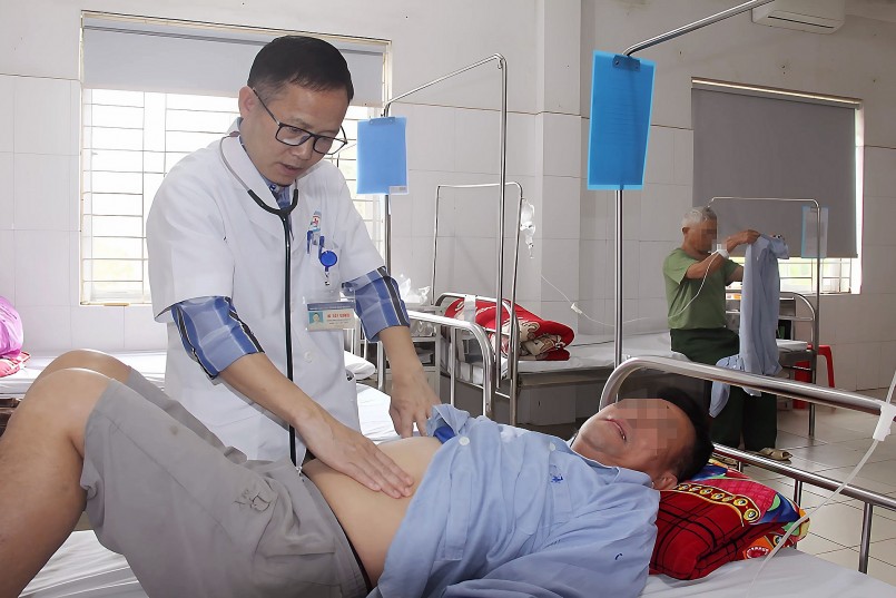 Bệnh nhân nghi ngộ độc thực phẩm đang điều trị tại Trung tâm Y tế huyện Sơn Động