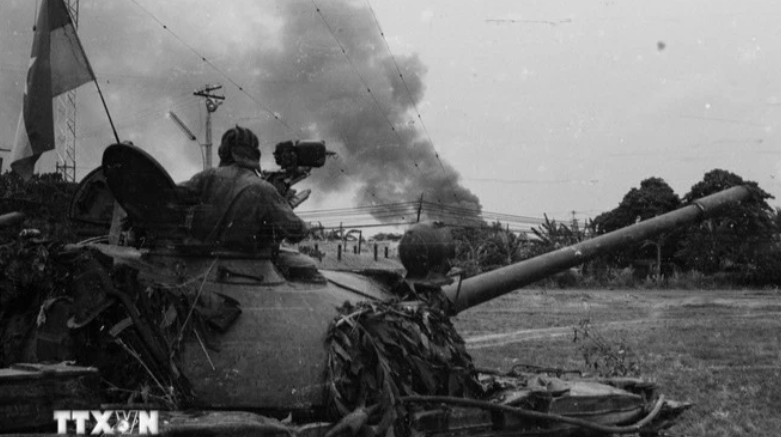 Các đơn vị bộ binh và xe tăng tiến vào Sài Gòn trên xa lộ Biên Hòa. (Ảnh: Hứa Kiểm/TTXVN)