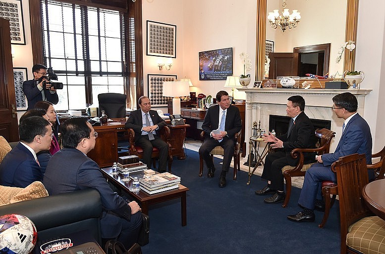 Phó Thủ tướng Hồ Đức Phớc trao đổi với Thượng nghị sĩ Bill Hagerty (Đảng Cộng hòa – bang Tennesse) - Ảnh: VGP/Trần Mạnh Phó Thủ tướng Hồ Đức Phớc trao đổi với Thượng nghị sĩ Bill Hagerty (Đảng Cộng hòa – bang Tennesse) - Ảnh: VGP/Trần Mạnh