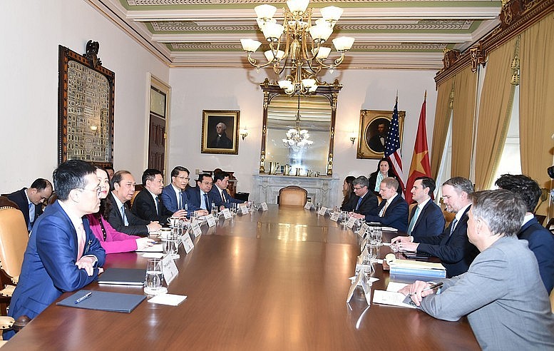 Phó Thủ tướng đề nghị, mặc dù Hoa Kỳ đã quyết định hoãn áp thuế 90 ngày, nhưng hai nước cần sớm đàm phán một thoả thuận thương mại song phương nhằm tạo khuôn khổ lâu dài thúc đẩy quan hệ kinh tế, thương mại ổn định, cùng có lợi, phù hợp khuôn khổ quan hệ Đối tác chiến lược toàn diện giữa hai nước - Ảnh: VGP/Trần Mạnh Phó Thủ tướng đề nghị, mặc dù Hoa Kỳ đã quyết định hoãn áp thuế 90 ngày, nhưng hai nước cần sớm đàm phán một thoả thuận thương mại song phương nhằm tạo khuôn khổ lâu dài thúc đẩy quan hệ kinh tế, thương mại ổn định, cùng có lợi, phù hợp khuôn khổ quan hệ Đối tác chiến lược toàn diện giữa hai nước - Ảnh: VGP/Trần Mạnh