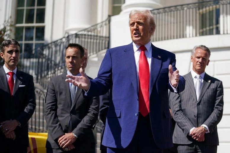 Tổng thống Mỹ Donald Trump xuất hiện trước Nhà Trắng sau khi thông báo hoãn thuế. Ảnh: Reuters