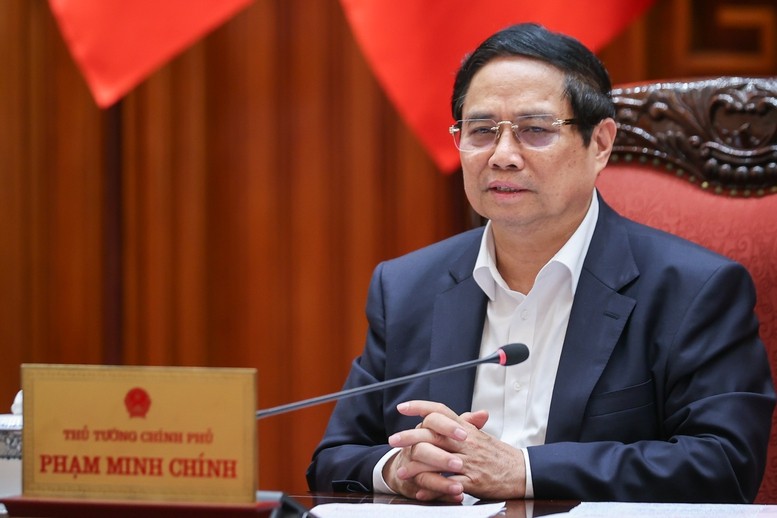 Thủ tướng nêu rõ, về công việc sắp tới, cần tiếp tục nắm chắc diễn biến tình hình phức tạp hiện nay và kịp thời đề xuất, thực thi chính sách; ứng phó chủ động, kịp thời, linh hoạt trong mọi tình huống, khẩn trương hỗ trợ doanh nghiệp, người dân - Ảnh: VGP