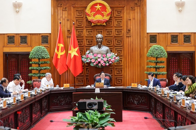 Thủ tướng nêu rõ, về công việc sắp tới, cần tiếp tục nắm chắc diễn biến tình hình phức tạp hiện nay và kịp thời đề xuất, thực thi chính sách; ứng phó chủ động, kịp thời, linh hoạt trong mọi tình huống, khẩn trương hỗ trợ doanh nghiệp, người dân - Ảnh: VGP