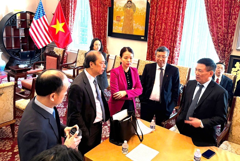 Phó Thủ tướng Hồ Đức Phớc trao đổi với các thành viên Đoàn công tác.