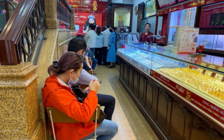 Các khách hàng xếp hàng chờ giao dịch (Ảnh: Mỹ Tâm).