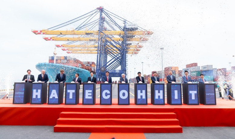Các đại biểu thực hiện nghi thức khánh thành Cảng Container Quốc tế Hateco Hải Phòng
