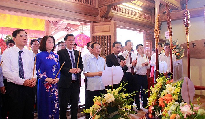 Trước khi buổi lễ bắt đầu, các đại biểu thực hiện nghi lễ dâng hương.