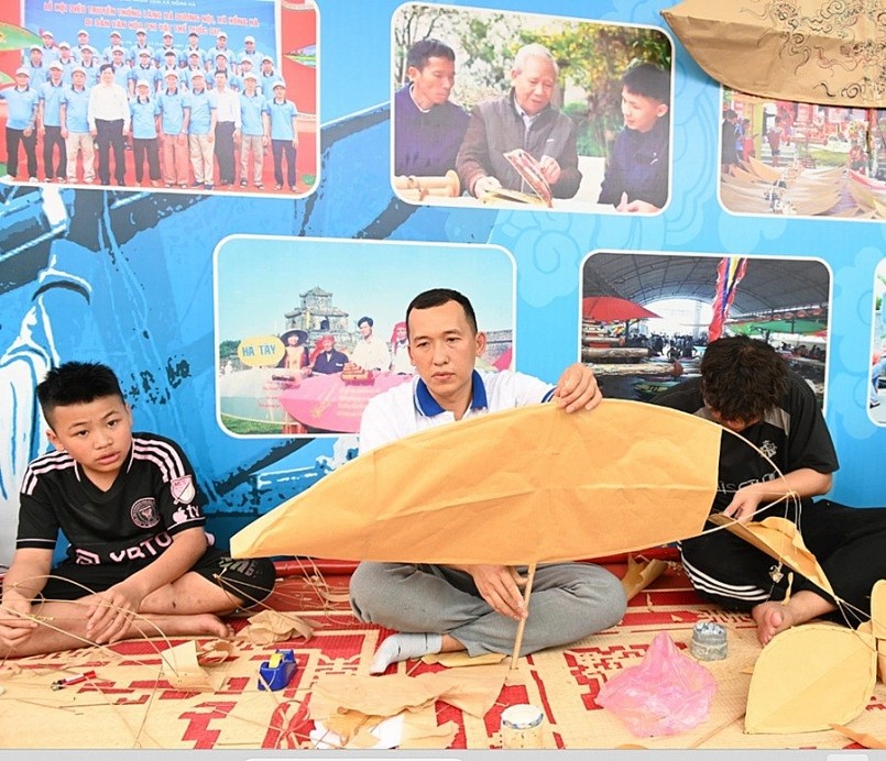 Rất đông các bạn trẻ trải nghiệm làm diều tại lễ hội.