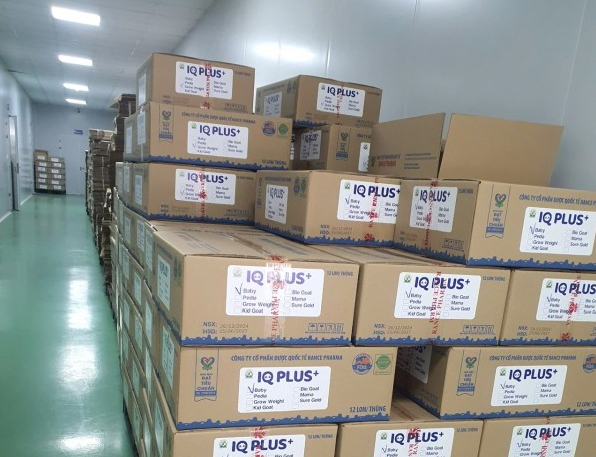 Hàng thùng sữa bột giả các loại được chất trong các kho xưởng sản xuất chuẩn bị đưa ra thị trường.