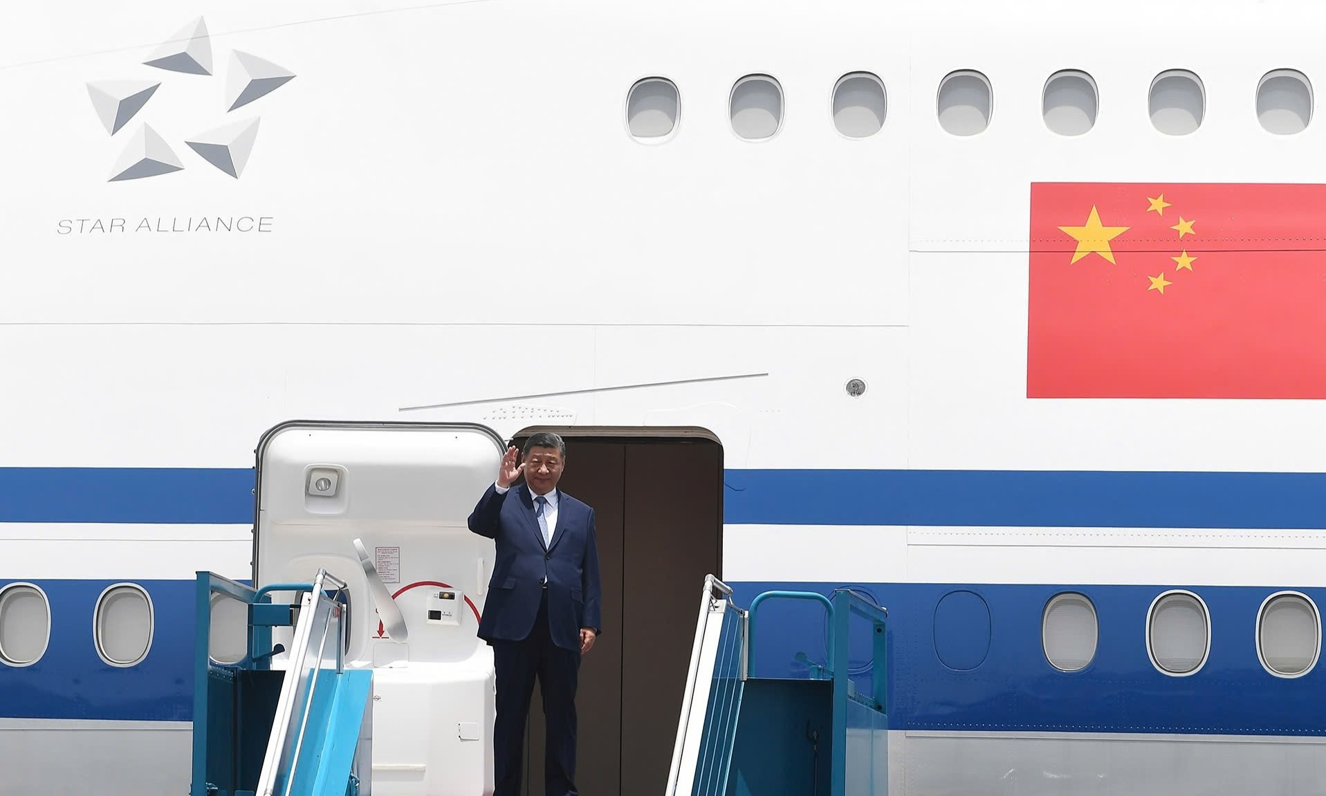 Tổng Bí thư, Chủ tịch Trung Quốc Tập Cận Bình vẫy tay chào mọi người. Ảnh: Trần Kiên