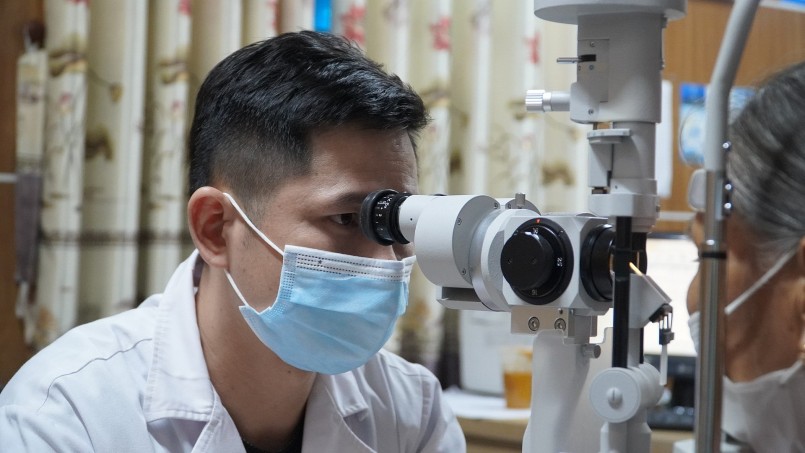 Bác sĩ thăm khám mắt cho người bệnh. (Ảnh minh họa)