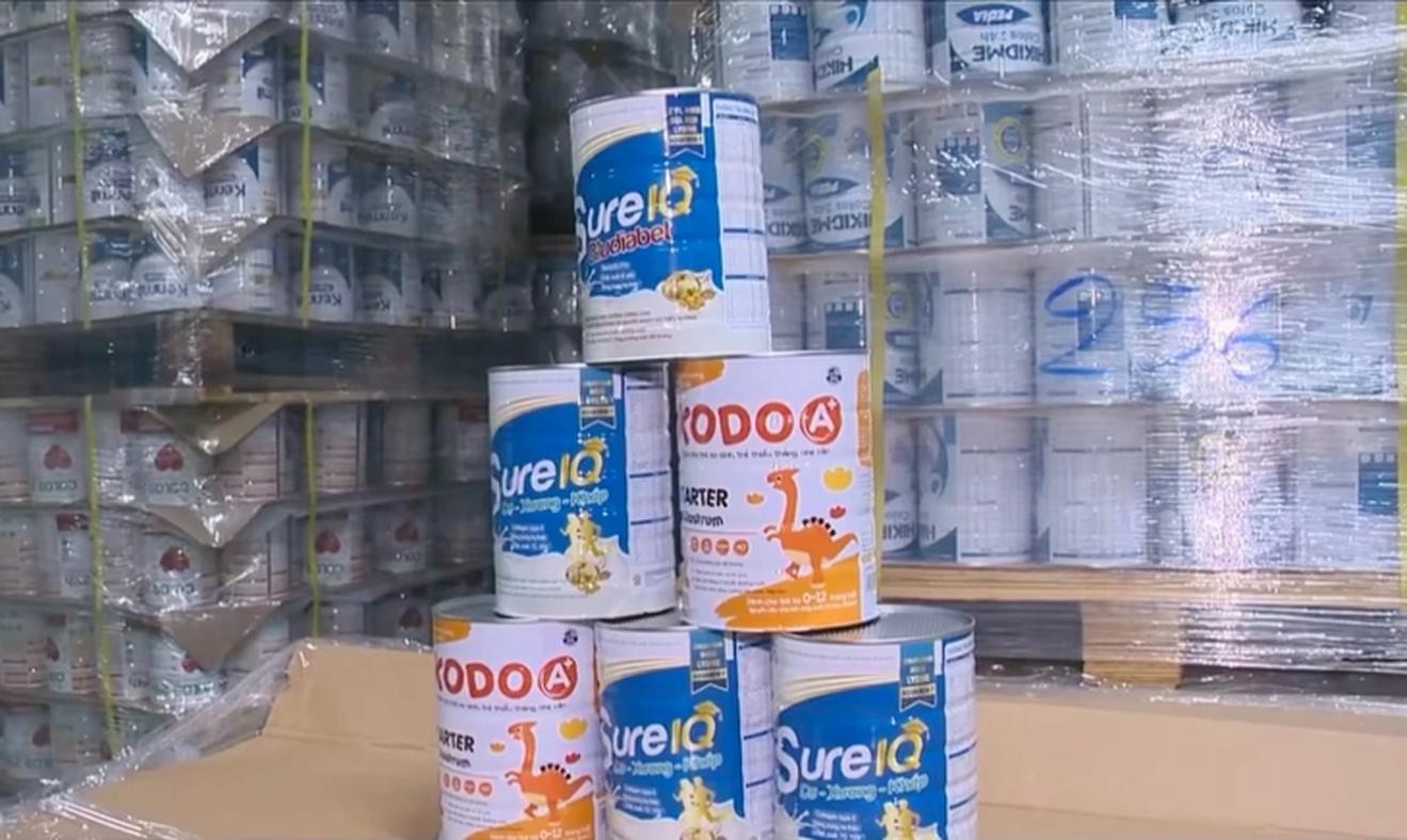 Các hộp sữa bột giả bị công an phát hiện. Ảnh: VTV