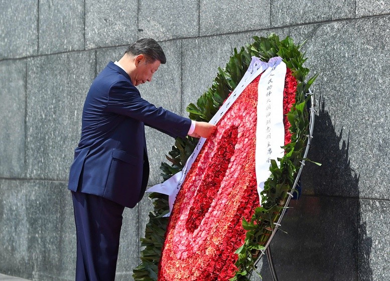Tổng Bí thư, Chủ tịch nước Trung Quốc Tập Cận Bình đặt vòng hoa tưởng nhớ Chủ tịch Hồ Chí Minh - Ảnh: VGP