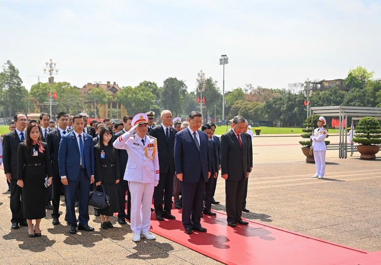 Tổng Bí thư Ban Chấp hành Trung ương Đảng Cộng sản Việt Nam Tô Lâm và Tổng Bí thư, Chủ tịch nước Trung Quốc Tập Cận Bình cùng các đại biểu thành kính tưởng nhớ Chủ tịch Hồ Chí Minh - Ảnh: VGP