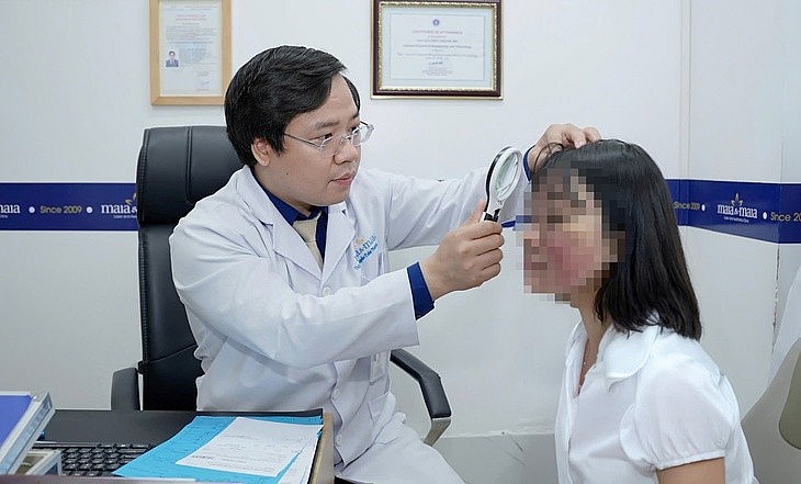 Bác sĩ Thành kiểm tra tổn thương da cho người bệnh. (Ảnh: BSCC)