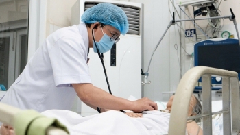 Cụ bà 85 tuổi nguy kịch vì hóc xoài