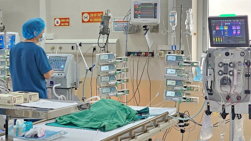 Bác sĩ liên tục theo dõi tình trạng trẻ. Ảnh: BVCC