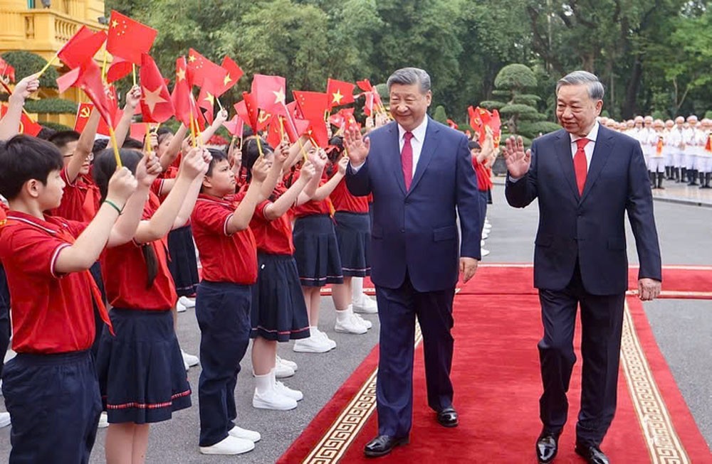 Tổng Bí thư Tô Lâm và Tổng Bí thư, Chủ tịch Trung Quốc Tập Cận Bình vẫy chào các em thiếu nhi.