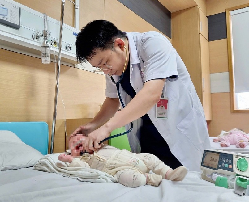 Bác sĩ thăm khám cho bệnh nhi. Ảnh BVCC