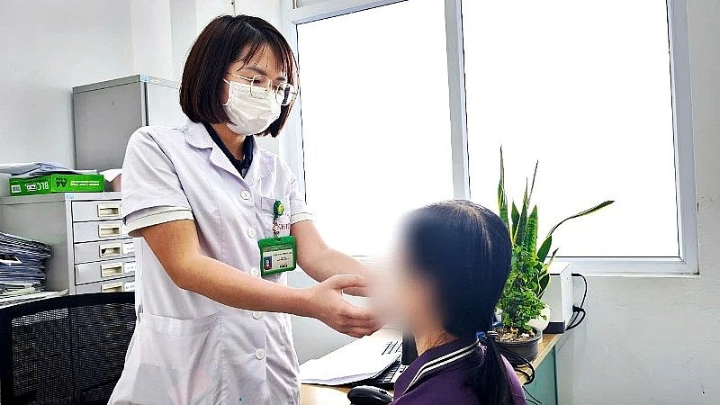 Bác sĩ khám cho bệnh nhân.  Ảnh: BVCC