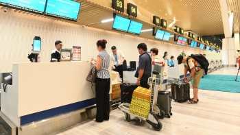 Những hành khách đầu tiên “xông đất” nhà ga T3 Tân Sơn Nhất