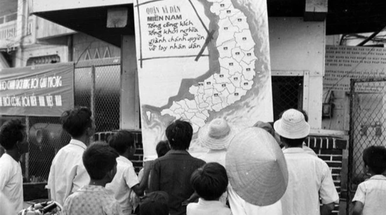 Nhân dân thị xã Phan Thiết (Bình Thuận) vừa được giải phóng theo dõi tin chiến thắng trên bản đồ chiến sự tại phòng thông tin thị xã (tháng 4/1975). (Ảnh: Mai Hưởng/TTXVN)