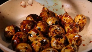 Bác sĩ cảnh báo về trào lưu ăn trứng cút cả vỏ