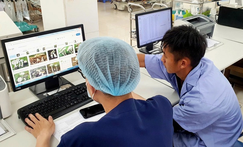 Bác sĩ Trung tâm Chống độc cùng người nhà bệnh nhân tìm hiểu về loại nấm đã ăn.