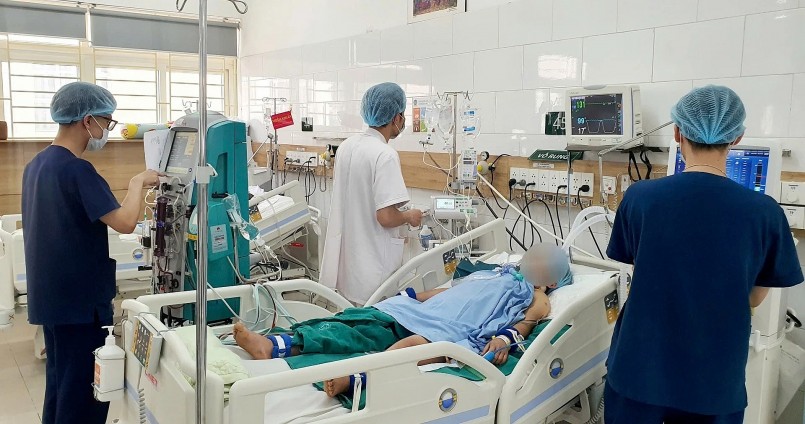 Người vợ hôn mê sâu đang được các bác sĩ Chống độc chăm sóc tích cực.