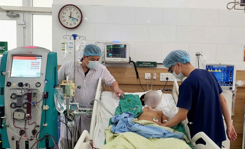 Người chồng hôn mê sâu đang được lọc máu tại Trung tâm Chống độc.