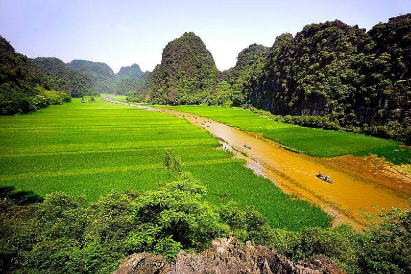 Dòng sông trong veo uốn mình quanh co giữa hai triền núi đá sừng sững, ôm lấy những cánh đồng lúa xanh trải dài tít tắp. Dòng sông trong veo uốn mình quanh co giữa hai triền núi đá sừng sững, ôm lấy những cánh đồng lúa xanh trải dài tít tắp.