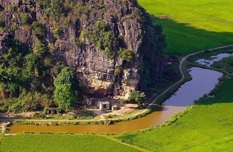 Không chỉ là một điểm đến du lịch, Tam Cốc mùa lúa xanh còn là một chốn để trở về – trở về với thiên nhiên, với sự tĩnh lặng trong tâm hồn và những rung cảm rất đỗi nguyên sơ. Không chỉ là một điểm đến du lịch, Tam Cốc mùa lúa xanh còn là một chốn để trở về – trở về với thiên nhiên, với sự tĩnh lặng trong tâm hồn và những rung cảm rất đỗi nguyên sơ.