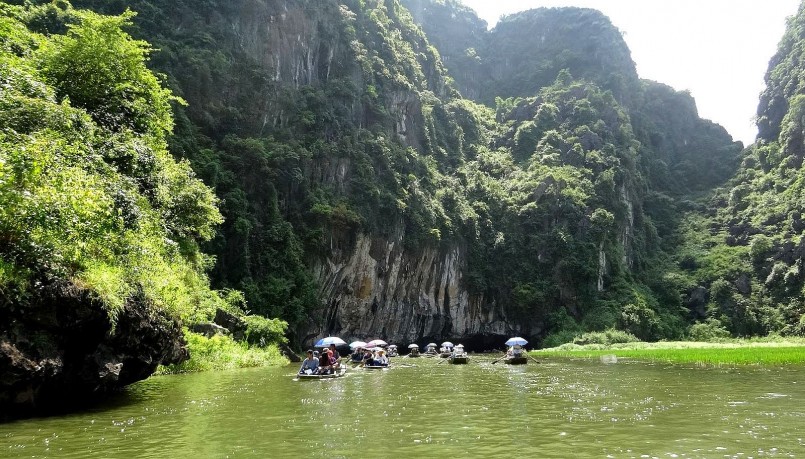 Ngồi trên con thuyền nhỏ rẽ nước trên dòng Ngô Đồng, du khách như đang trôi giữa một bức tranh thiên nhiên sống động. Ngồi trên con thuyền nhỏ rẽ nước trên dòng Ngô Đồng, du khách như đang trôi giữa một bức tranh thiên nhiên sống động.