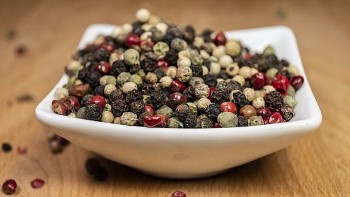 Giá tiêu đồng loạt giảm 2.000 – 3.000 đồng/kg