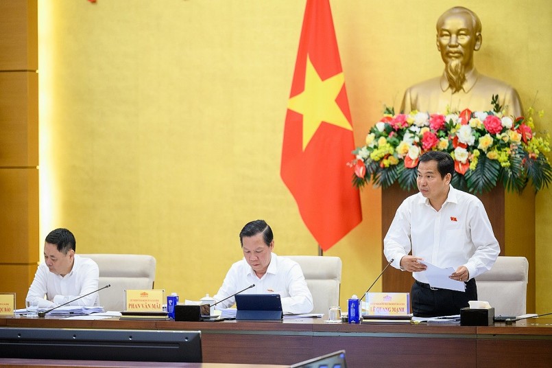 Phó Chủ nhiệm Thường trực Ủy ban Kinh tế và Tài chính Lê Quang Mạnh phát biểu