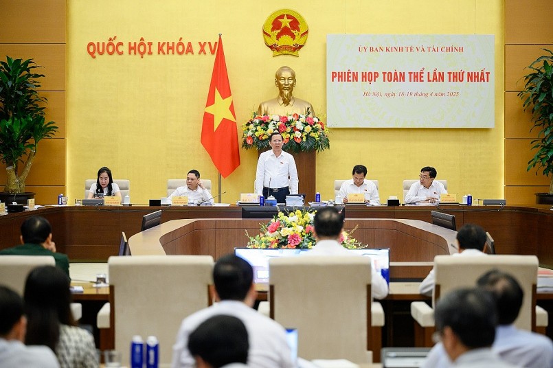 Chủ nhiệm Ủy ban Kinh tế và Tài chính Phan Văn Mãi chủ trì phiên họp