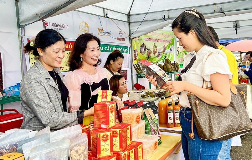 Tham gia các hội chợ, người sản xuất sẽ được tiếp cận trực tiếp với khách hàng để nắm bắt nhu cầu thị hiếu tiêu dùng. 