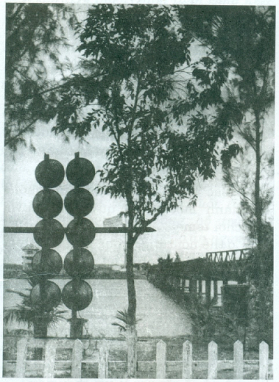 Dàn loa phóng thanh bên bờ Bắc cầu Hiền Lương, năm 1961 (nguồn ảnh : BTLSQG) Dàn loa phóng thanh bên bờ Bắc cầu Hiền Lương, năm 1961 (nguồn ảnh : BTLSQG)