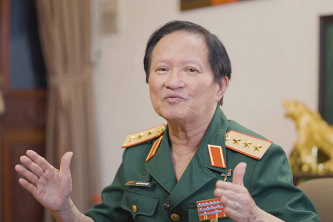 Thượng tướng Nguyễn Huy Hiệu, nguyên Thứ trưởng Bộ Quốc phòng. Thượng tướng Nguyễn Huy Hiệu, nguyên Thứ trưởng Bộ Quốc phòng.