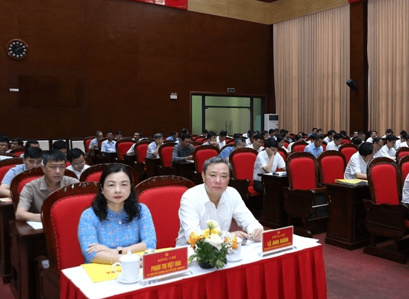 Bí thư Thành ủy, Chủ tịch HĐND thành phố Lê Anh Xuân cùng các đại biểu dự hội nghị.