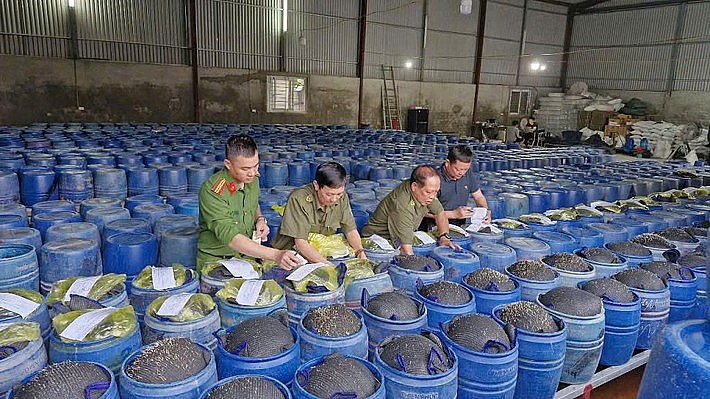 Lực lượng chức năng tiến hành niêm phong tang vật. Ảnh: Công an Nghệ An