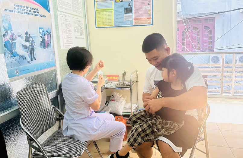 Tiêm vắc-xin là cách phòng, chống bệnh sởi tốt nhất cho trẻ.