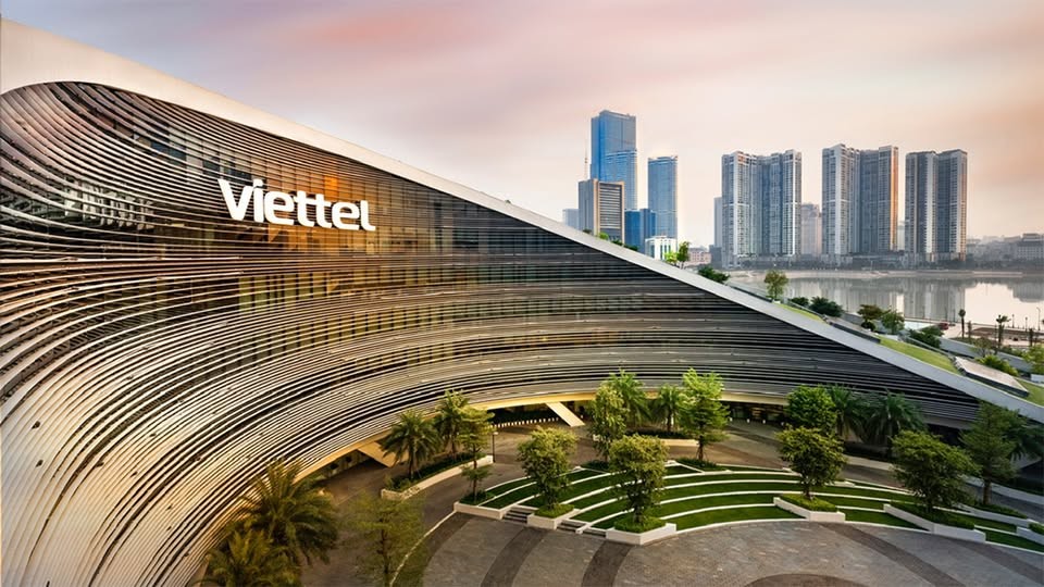 Viettel - 8,9 tỷ USD: Thương hiệu viễn thông dẫn đầu 8 năm liên tiếp, nổi bật với đầu tư công nghệ và trách nhiệm xã hội.